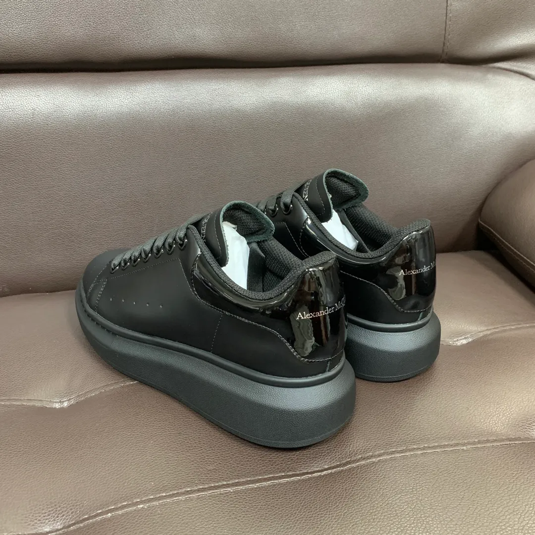 👟👟Ex-factory price 520👟👟 Professional McQueen factory. Top version. Couple style👫 Alexander McQUEEN high version has been upgraded to the highest quality again✅ 💪McQueen Spring, Summer, Autumn and Winter Top version Purchasing level✅ Recruiting national online and offline agents to join🤝 🏆Fabric: Top-grade silk leather imported from Italy, high texture, water-resistant and non-discoloring 🏆Inner: ️Grade A water-dyed sheepskin imported from Italy is dirt-resistant, sweat-absorbent, breathable and comfortable... The heel is embossed with high temperature convex and concave. 🏆 Foot pads: top-grade Italian super-soft cowhide leather 🏆 Outsole: PU original green transparent counter 1:1 🏆 Shoe box: original beige box. Plus white flip cover and double layer protection. Cloth bag, handbag. Certificate of 1:1 mold opening 4-piece set. Delivered with a pair of shoelaces. 🖕🏿🖕🏿🖕🏿You can choose any pair of shoelaces in any color of our factory. 🏆Code number: female 34-41. male 38-46. 🏆Special remarks (female size 34.40.41, male size 38.45.46 are customized and cannot be returned or exchanged) Please note when placing an order in Niuli! Win-win cooperation🤝